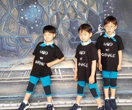 “民国三胞胎”即将成为小学生,爸爸宋一国却担心他们打群架!