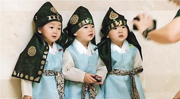 “民国三胞胎”即将成为小学生,爸爸宋一国却担心他们打群架!