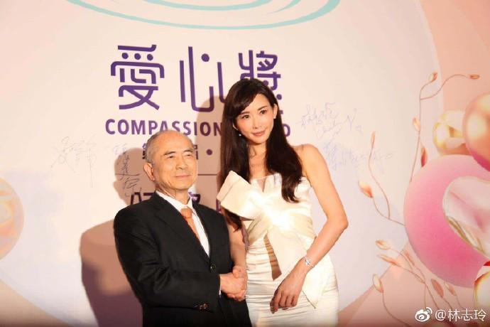 被誉为第一慈善名模？亲自看望生病10年男粉丝，44岁却还孤身一人