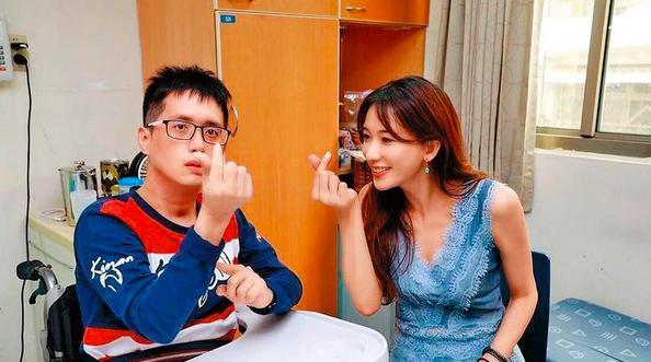 被誉为第一慈善名模？亲自看望生病10年男粉丝，44岁却还孤身一人