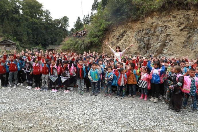 被誉为第一慈善名模？亲自看望生病10年男粉丝，44岁却还孤身一人