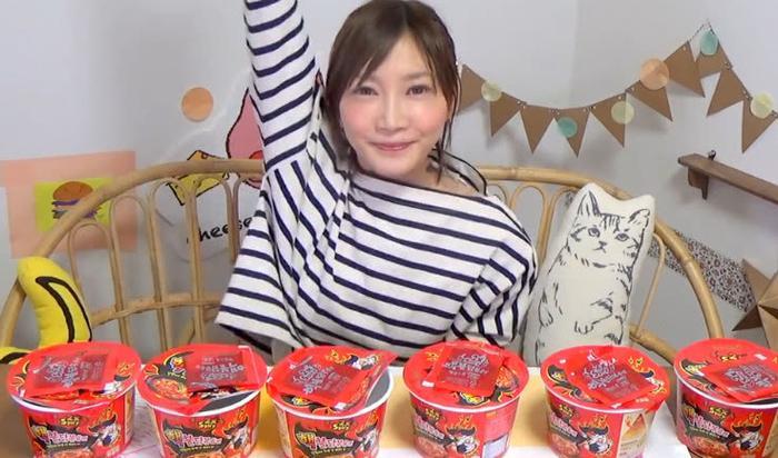 日本网红大胃王木下佑香挑战韩国变态辣火鸡面,辣到吐血!