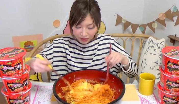 日本网红大胃王木下佑香挑战韩国变态辣火鸡面,辣到吐血!