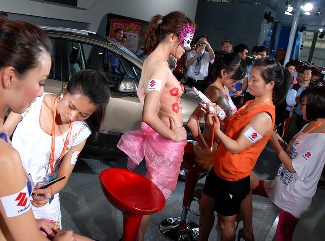 性感妖娆的裸体彩绘模特,在商场行走半小时竟无人察觉!