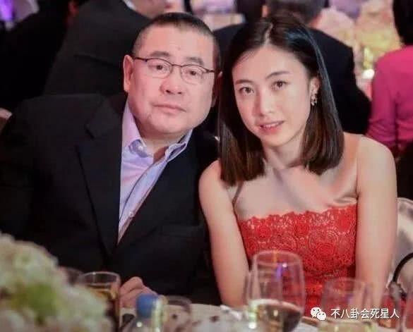 看女首富甘比当娱记时的照片，就知道她成刘銮雄老婆不是意外