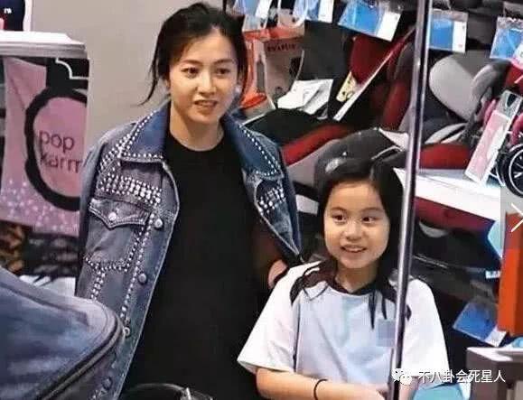 看女首富甘比当娱记时的照片，就知道她成刘銮雄老婆不是意外