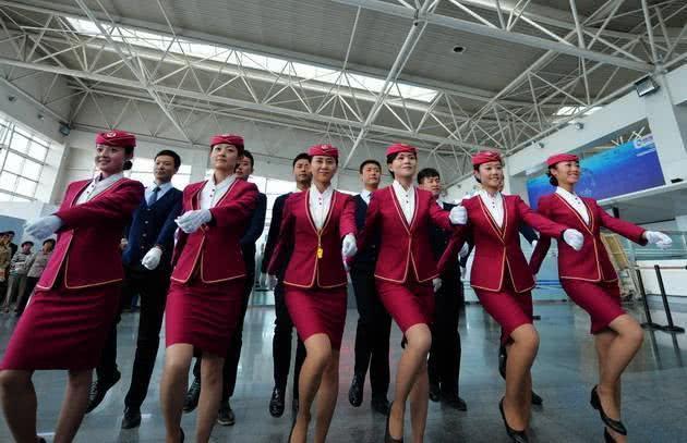 高铁乘务员的工资,也没有你想象的那么高,其实原因很简单