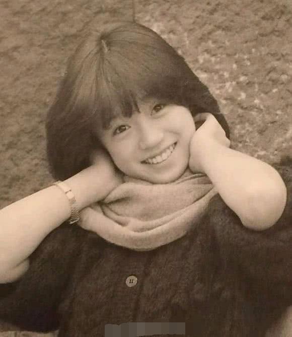 她的歌被张国荣翻唱,被誉为“歌姬”中森明菜不仅有美貌更有实力