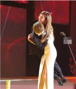 ​盛典上林志玲一把抱起了郭敬明 这画面太美很可爱