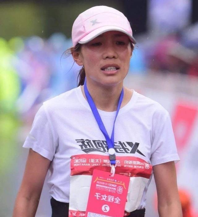 谴责何引丽扔国旗的四川人魏静,她是何许人也原来此人不简单!