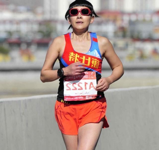 谴责何引丽扔国旗的四川人魏静,她是何许人也原来此人不简单!