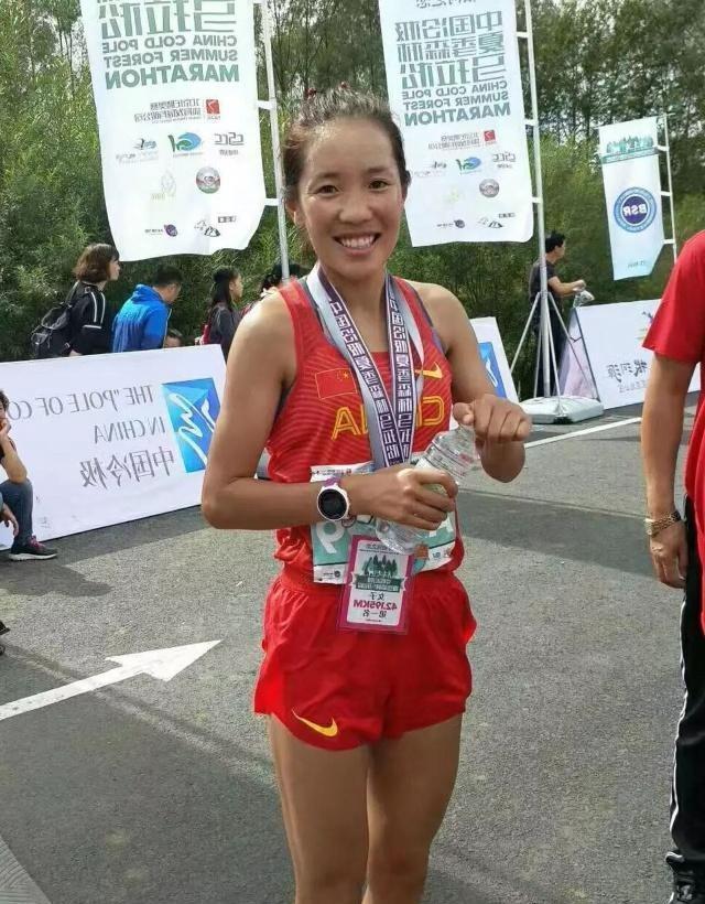 谴责何引丽扔国旗的四川人魏静,她是何许人也原来此人不简单!