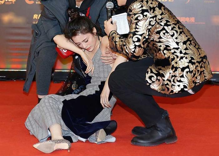 赵韩樱子现身机场，穿长袖长裤不嫌热？网友：别再晕倒了！