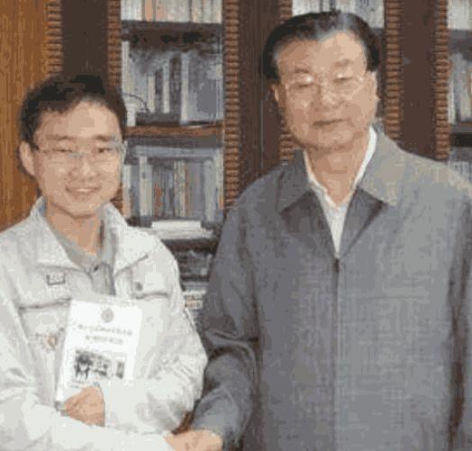 他高考作文仅得8分，他的字迹无人能懂，却被211录取