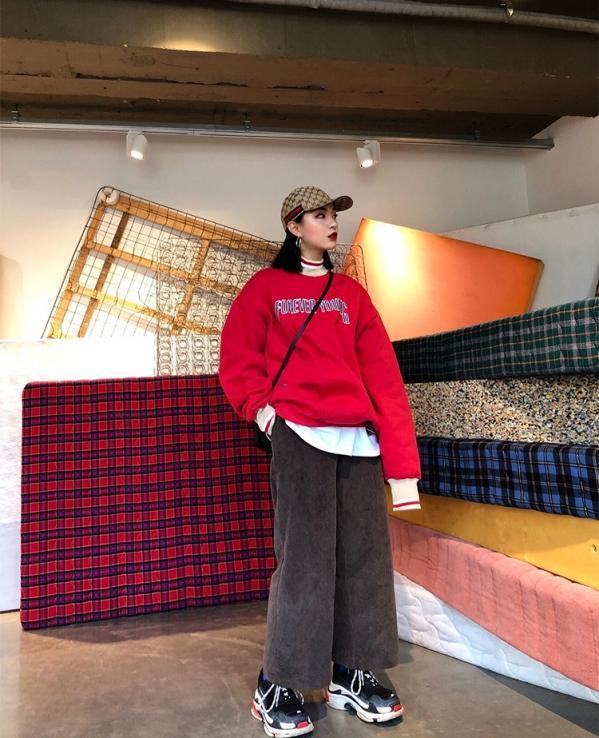 红色卫衣配什么裤子 休闲时尚两不误