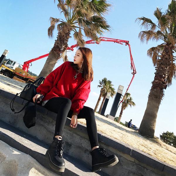 红色卫衣配什么裤子 休闲时尚两不误