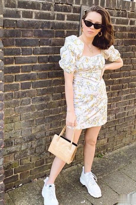 小白裙，真的经久不衰！再配上这几种鞋子，时尚又潮流