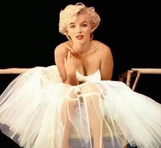 小白裙，真的经久不衰！再配上这几种鞋子，时尚又潮流