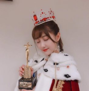 ​李艺彤蝉联第一宝座，修改微博认证，开启美少女的单飞新旅程