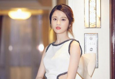 ​张慧雯内裤门事件 身穿超短裙不慎露小内裤画面太诱人