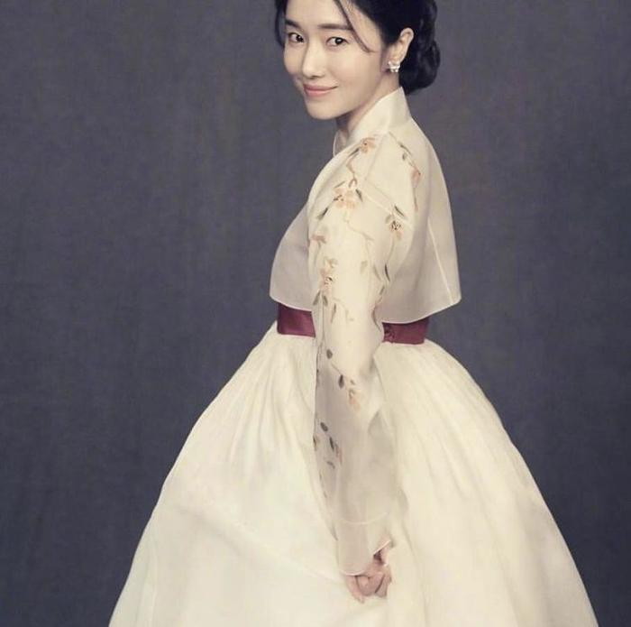 韩流鼻祖李贞贤晒出婚纱照，温婉大方美丽动人，网友：祝她幸福！