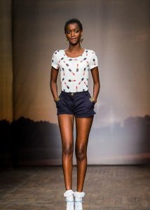 ​时尚达人的穿搭既不显身材臃肿，同时又比较时髦出众