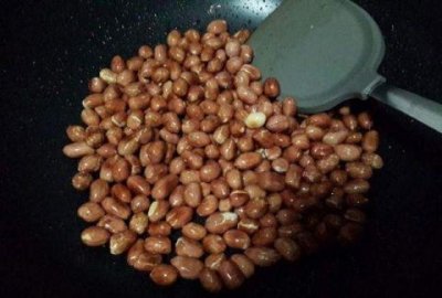 ​花生米加鸡蛋，简单一拌再一炸，比薯条还香