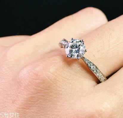 钻戒四爪好还是六爪好?钻戒六爪和四爪区别 钻戒四爪好还是六爪好?钻戒六爪和四爪区别
