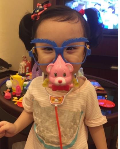 张丹峰女儿彤彤长大了,机灵古怪全家宠爱,五官长得超精致