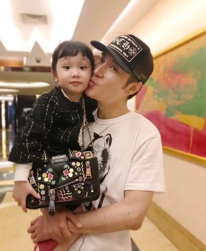 张丹峰女儿彤彤长大了,机灵古怪全家宠爱,五官长得超精致