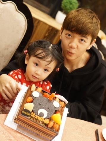 张丹峰女儿彤彤长大了,机灵古怪全家宠爱,五官长得超精致