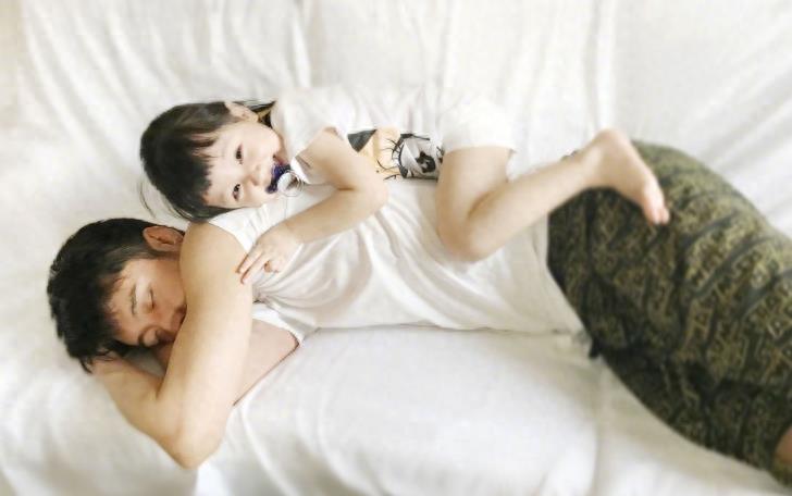 张丹峰女儿彤彤长大了,机灵古怪全家宠爱,五官长得超精致