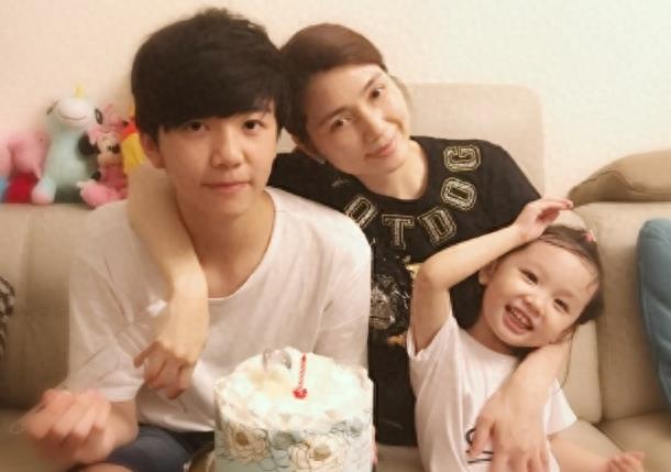 张丹峰女儿彤彤长大了,机灵古怪全家宠爱,五官长得超精致