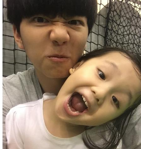 张丹峰女儿彤彤长大了,机灵古怪全家宠爱,五官长得超精致