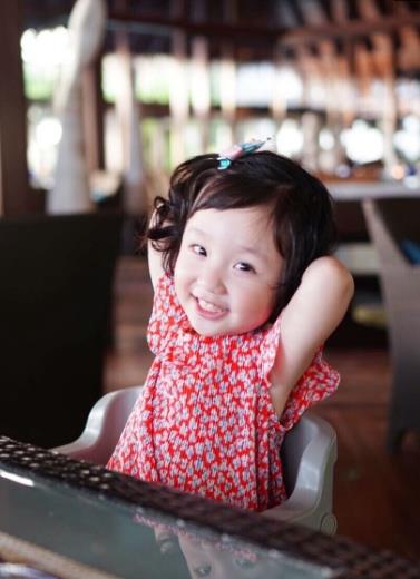 张丹峰女儿彤彤长大了,机灵古怪全家宠爱,五官长得超精致