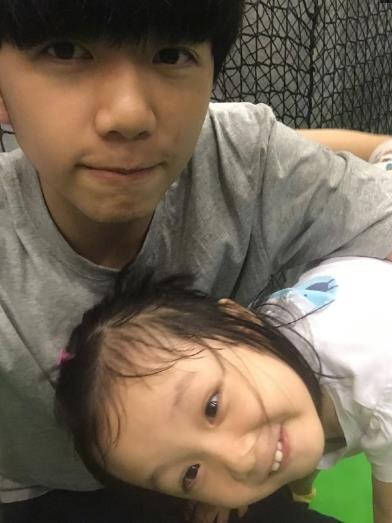 张丹峰女儿彤彤长大了,机灵古怪全家宠爱,五官长得超精致