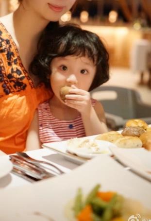 张丹峰女儿彤彤长大了,机灵古怪全家宠爱,五官长得超精致