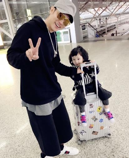 张丹峰女儿彤彤长大了,机灵古怪全家宠爱,五官长得超精致