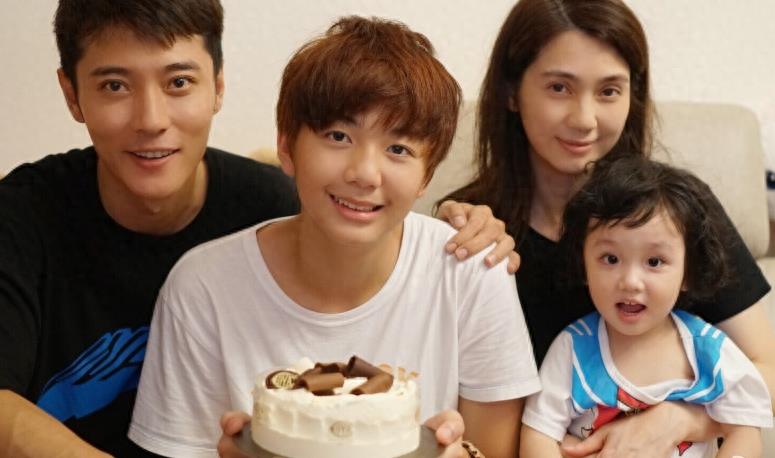 张丹峰女儿彤彤长大了,机灵古怪全家宠爱,五官长得超精致