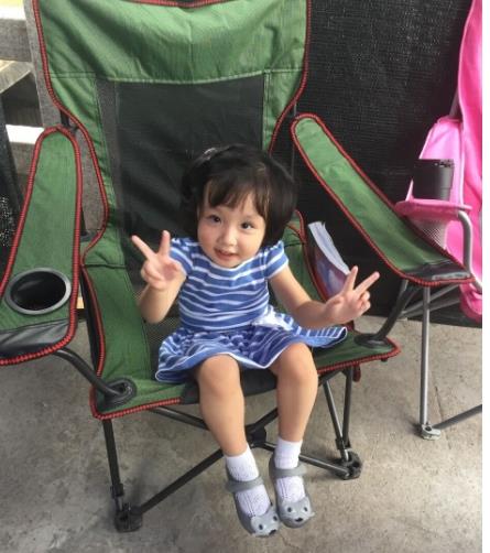 张丹峰女儿彤彤长大了,机灵古怪全家宠爱,五官长得超精致