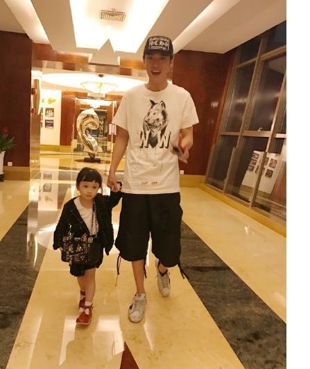 张丹峰女儿彤彤长大了,机灵古怪全家宠爱,五官长得超精致