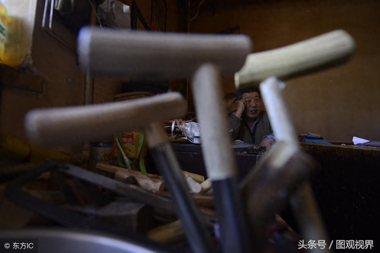 山西古稀老人20年制作上万根拐杖,免费供路人使用,只为助人为乐