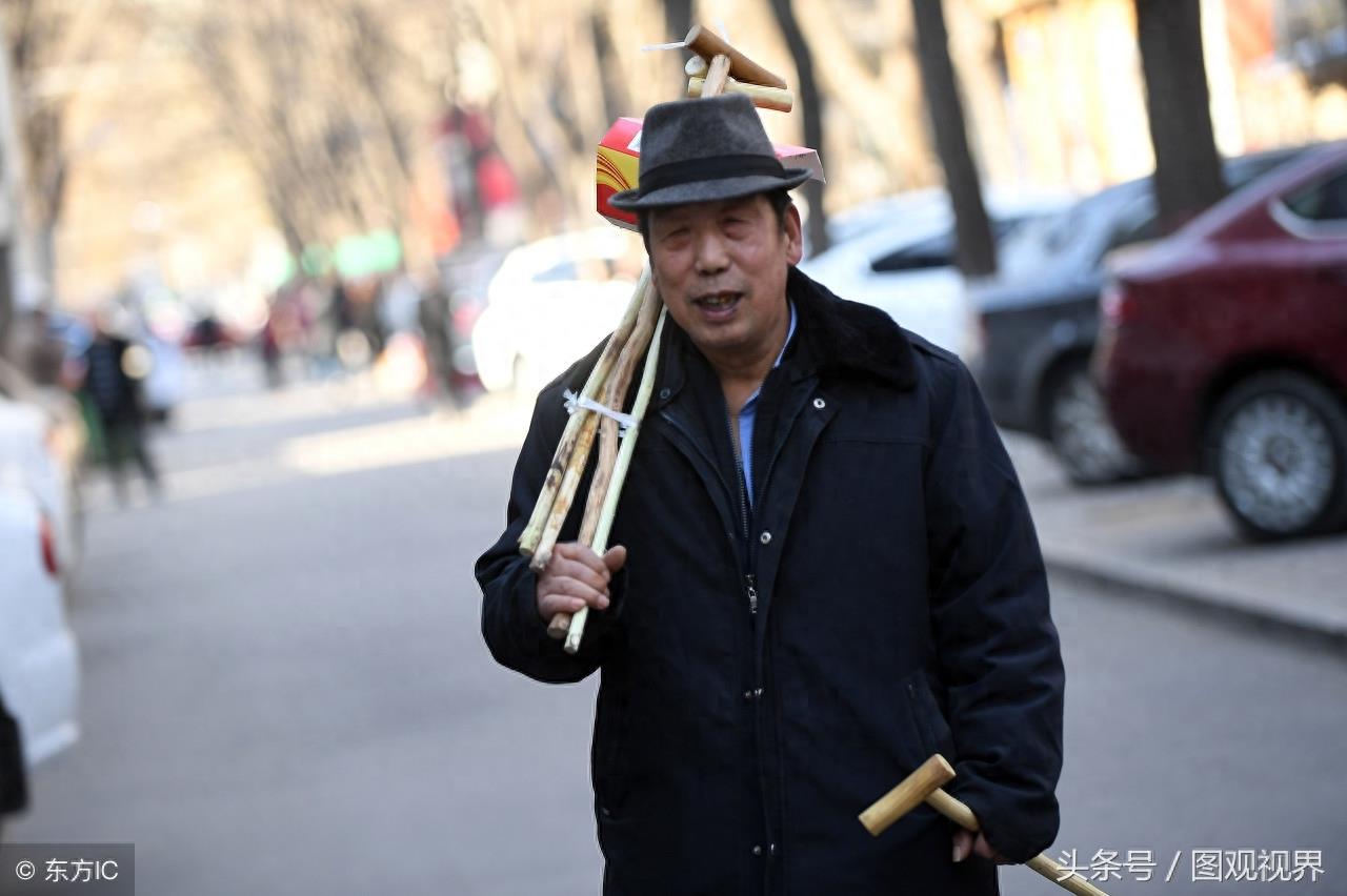 山西古稀老人20年制作上万根拐杖,免费供路人使用,只为助人为乐