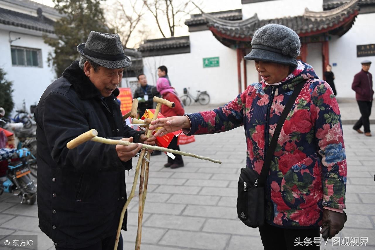 山西古稀老人20年制作上万根拐杖,免费供路人使用,只为助人为乐