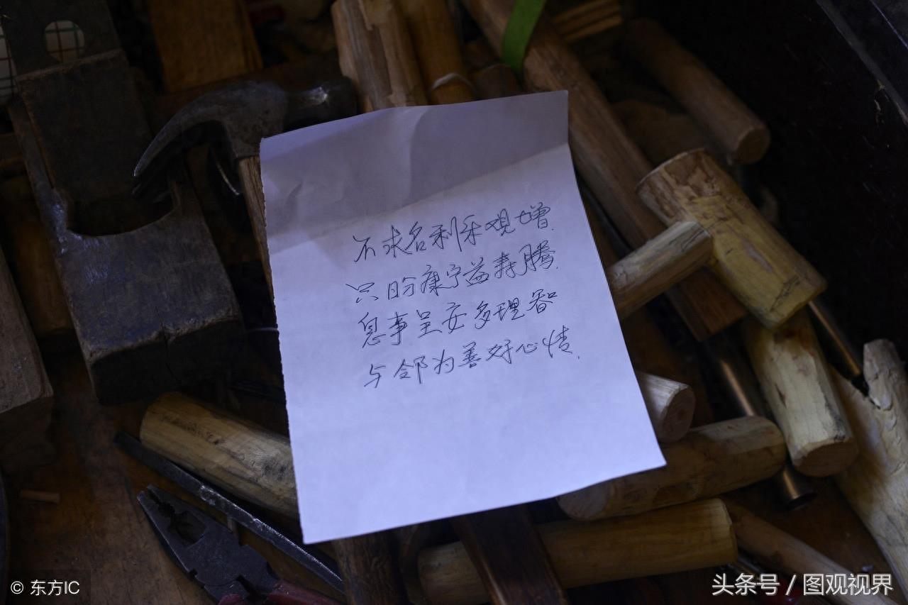 山西古稀老人20年制作上万根拐杖,免费供路人使用,只为助人为乐