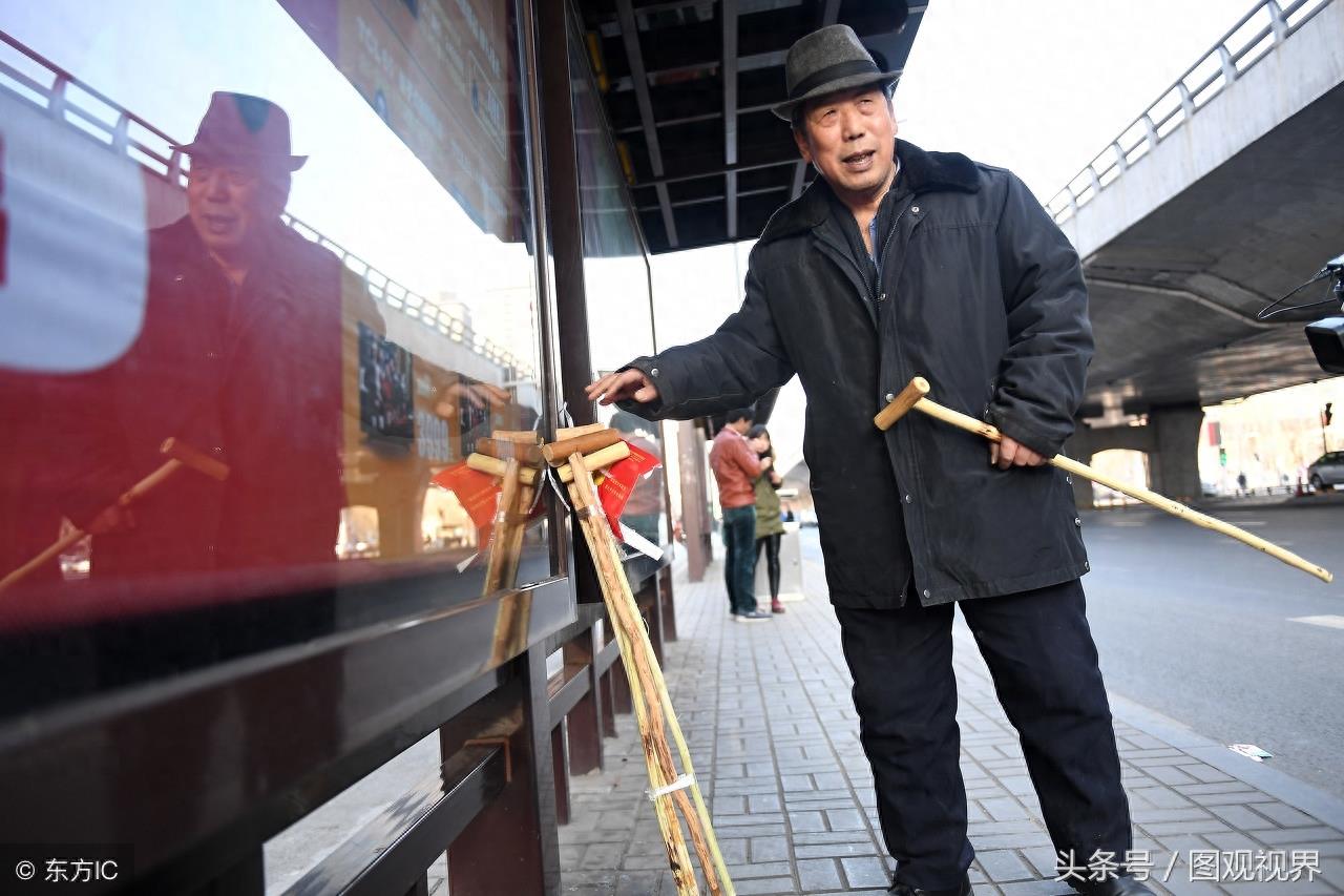 山西古稀老人20年制作上万根拐杖,免费供路人使用,只为助人为乐