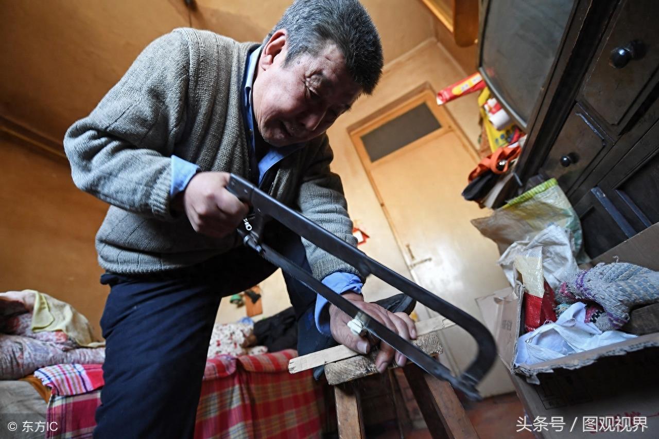 山西古稀老人20年制作上万根拐杖,免费供路人使用,只为助人为乐