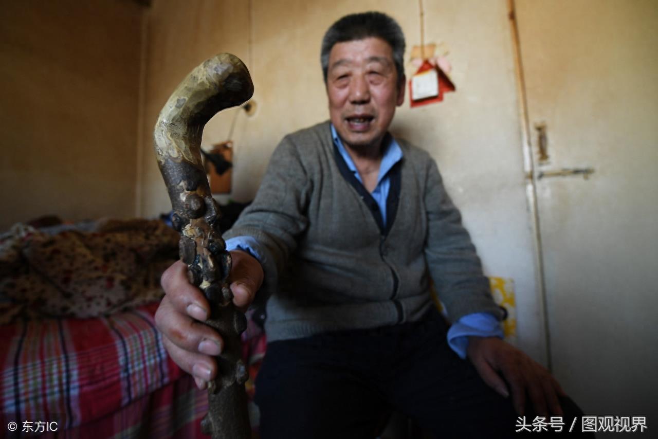山西古稀老人20年制作上万根拐杖,免费供路人使用,只为助人为乐