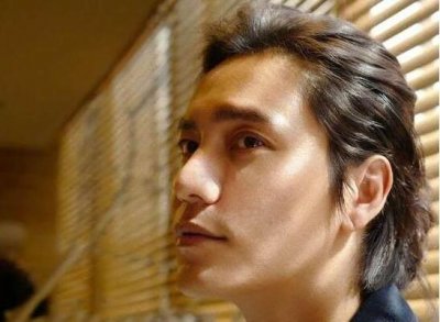 ​陈坤扎小辫自拍引围观，网友：怎么变都有型，发型师表扬一下