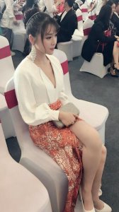 ​女神梅俪儿开朗大方，时尚漂亮好迷人